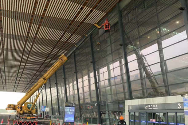 信宜玻璃幕墙维护和保养